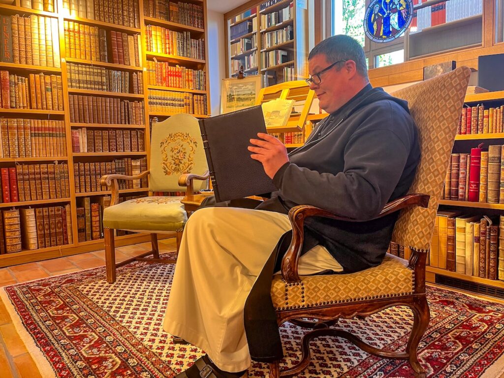 Pater Matthias in der Klosterbibliothek Von Bochum Stiepel