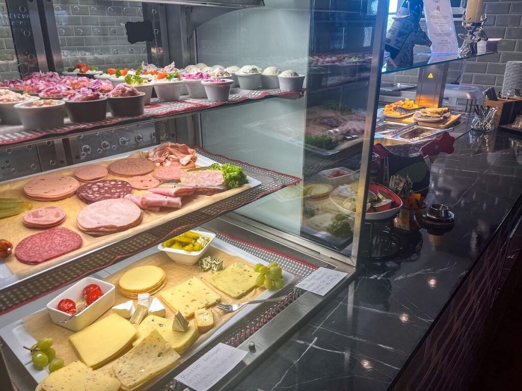 Üppiges Frühstück in den Sauerland-Wanderdörfern