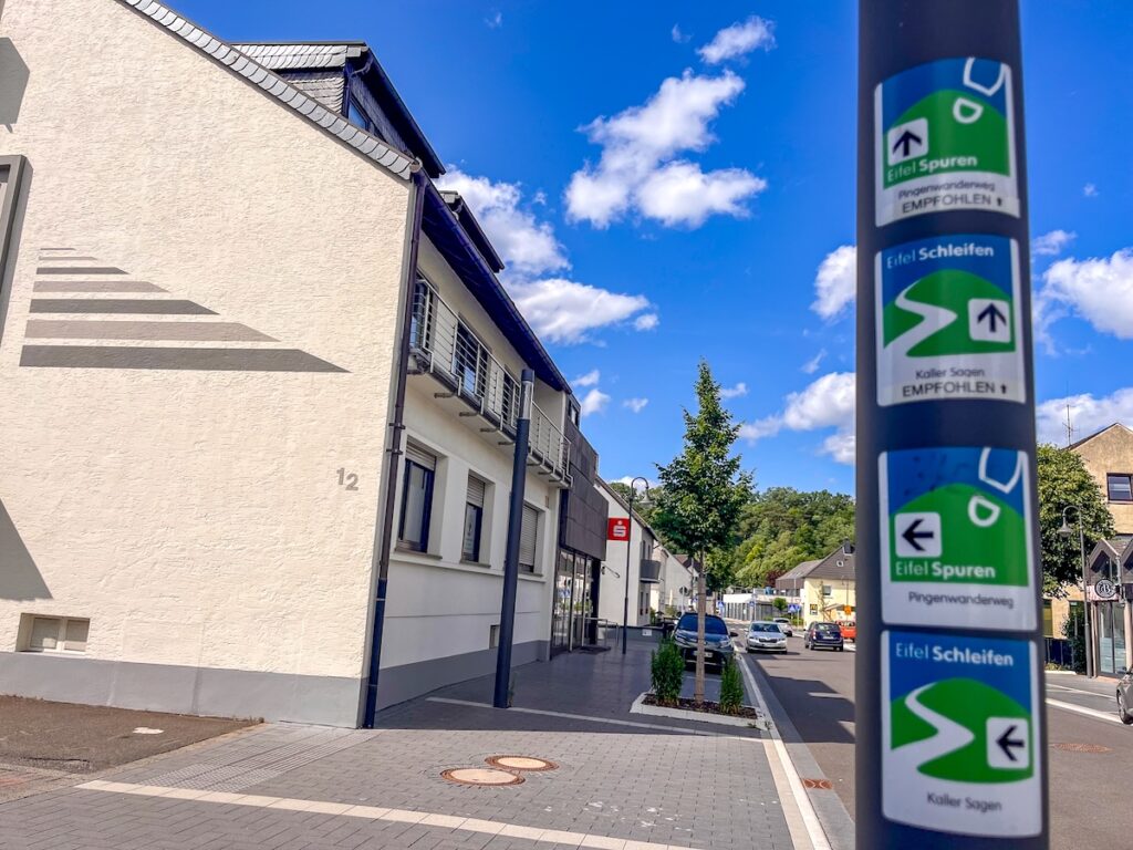 Der Pingenwanderpfad in Kall startet direkt am Banhof