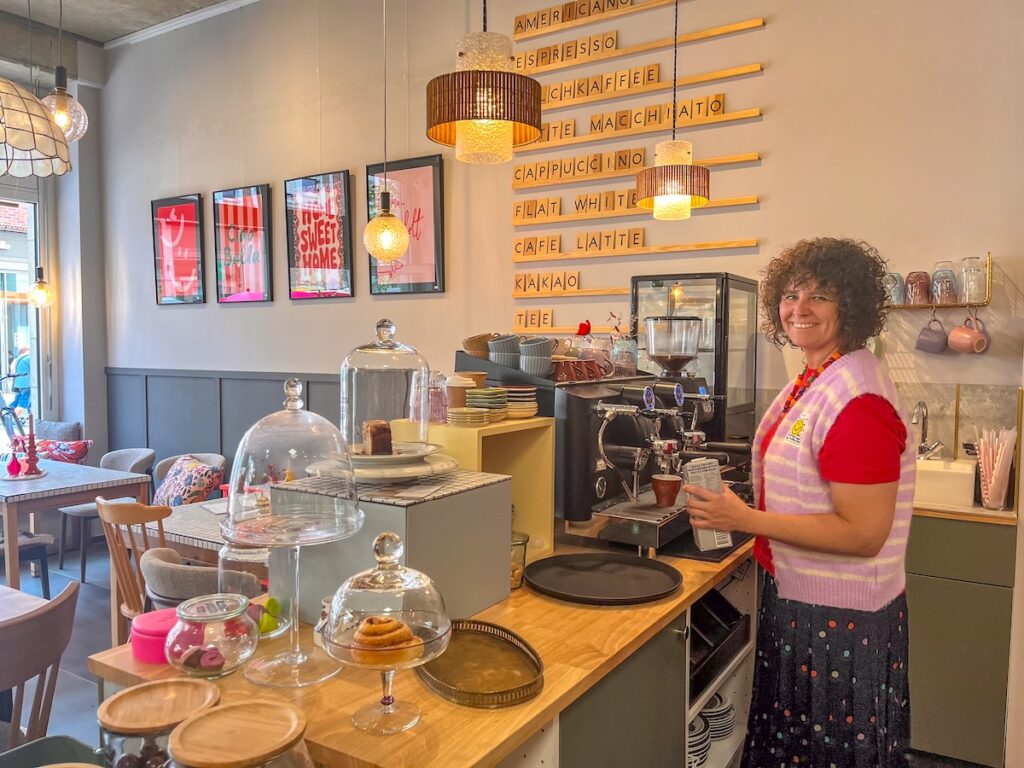 Eine Mischung aus Kaffeehaus und Geschenkshop: das Kellerkind 