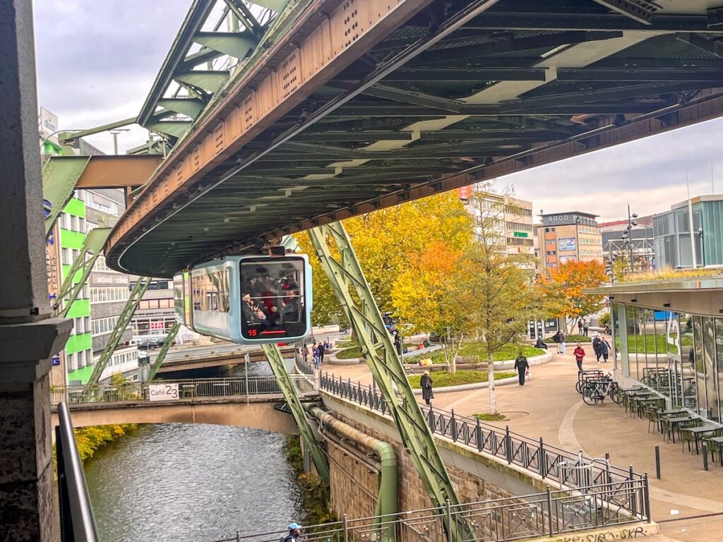 Top-Sehenswürdigkeit in Wuppertal: die Schwebebahn