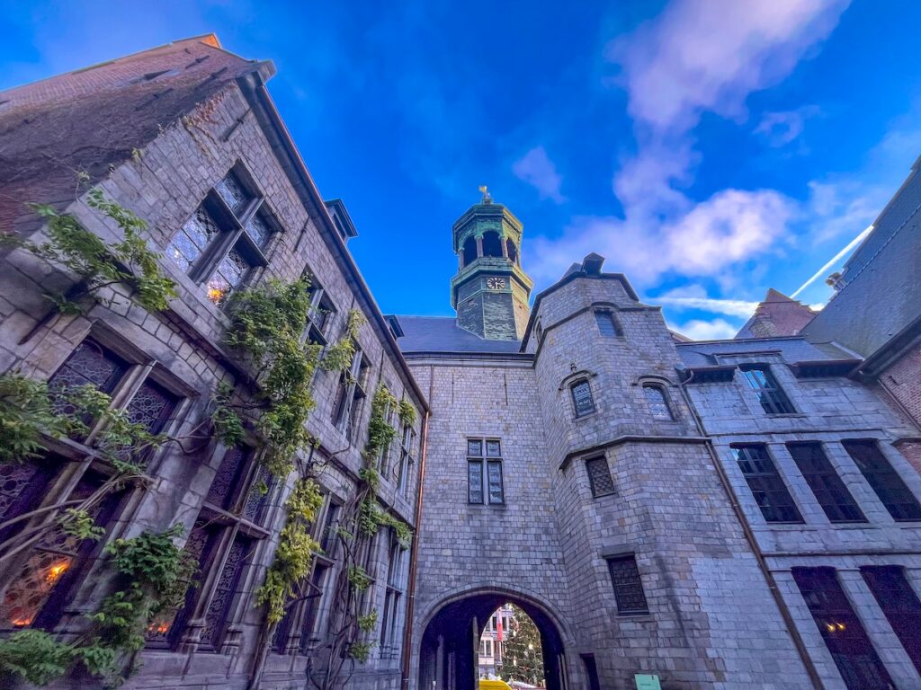Weihnachten in Belgien: Gotisches Kleinod in Mons - das Rathaus