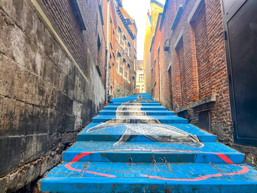 Spektakuläre Kunst auf den Treppen: „Dissipation“ in Mons