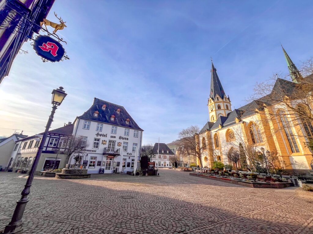 Bahnreise ins Ahrtal – die historische Altstadt von Ahrweiler darf nicht fehlen