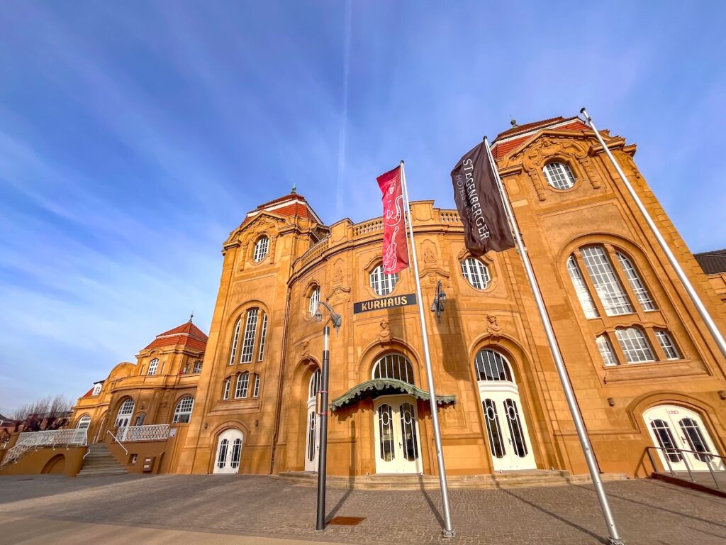 Bei einer Bahnreise ins Ahrtal empfiehlt sich ein Besuch in Bad Neuenahr 
