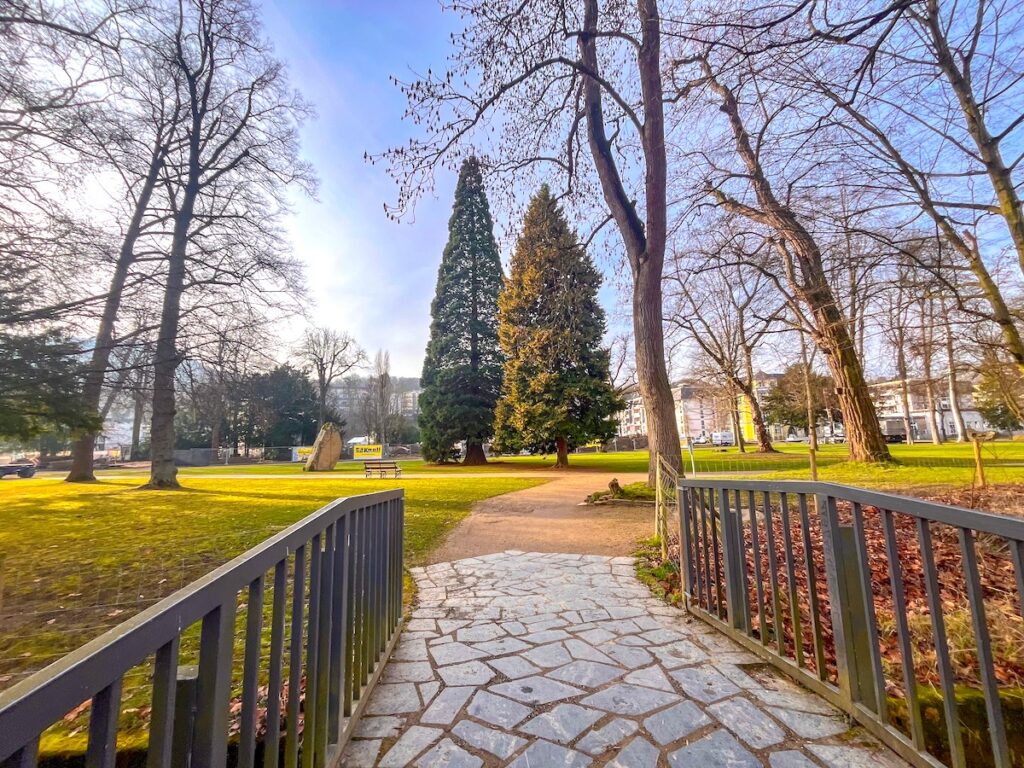 Der Kurpark von Bad Neuenahr nach der Flutkastrophe 