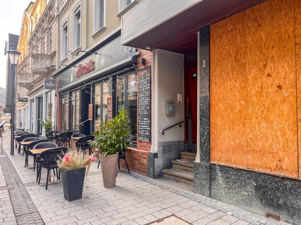 In Bad Neuenahr sind stellenweise noch die Flutschäden zu sehen 