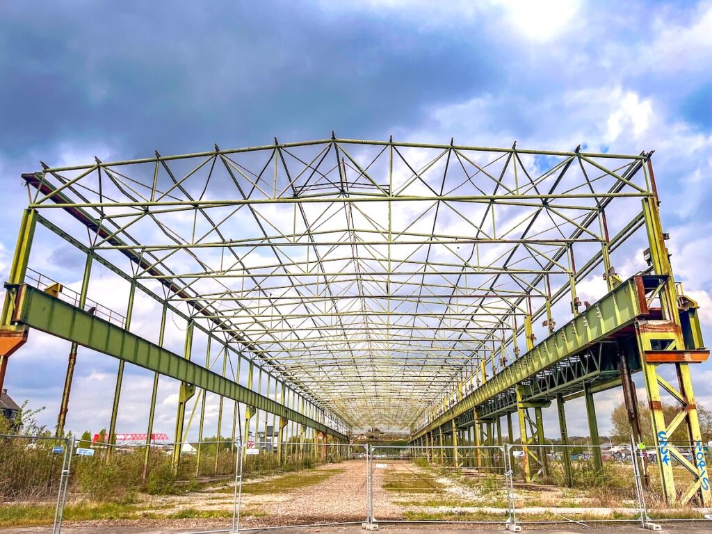 Skelett einer früheren Produktionshalle im Dortmunder Hafen