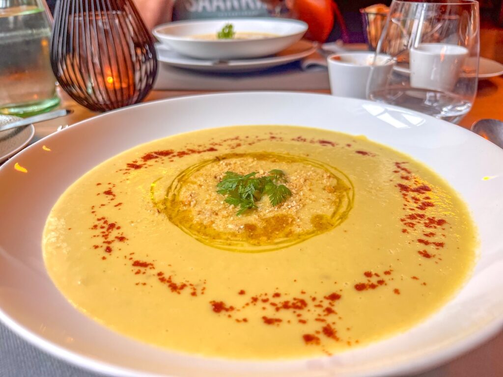 Spargelsuppe im Burgrestaurant di Vincenzo di Tuoro in Saarburg