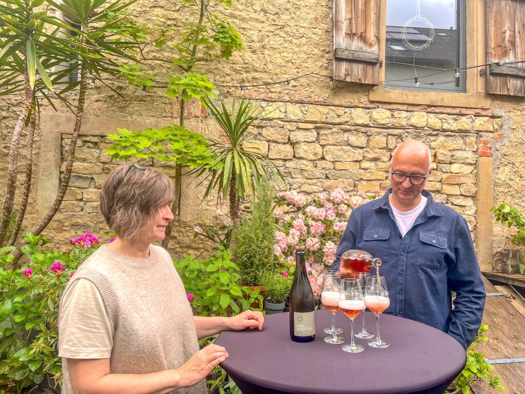 Winzermeister Thomas Sonntag und seine Lebensgefährtin Elke Ries, eine studierte Innenarchitektin
