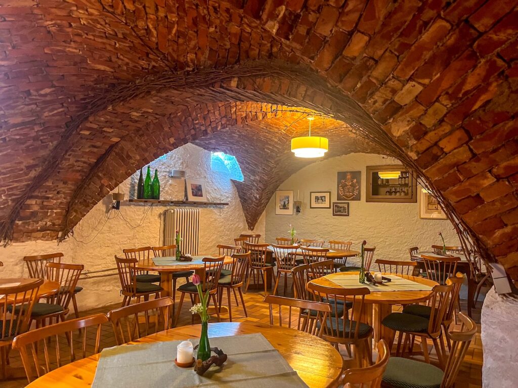 Zum Gästehaus auf dem Weingut Sonntag gehört ein alter Kreuzgewölbekeller