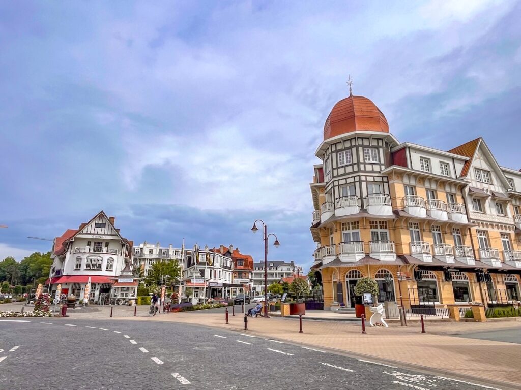 Das Architektur-Kleinod De Haan aan Zee ist mit dem neuen Direktzug ans Meer plus der Küstentram zu erreichen