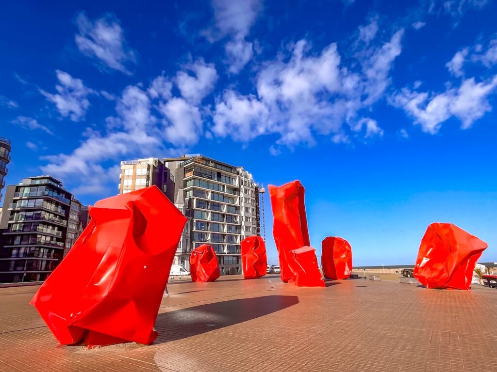 Faszinierende Moderne Kunst in Ostende - die Rock Strangers an der Strandpromenade