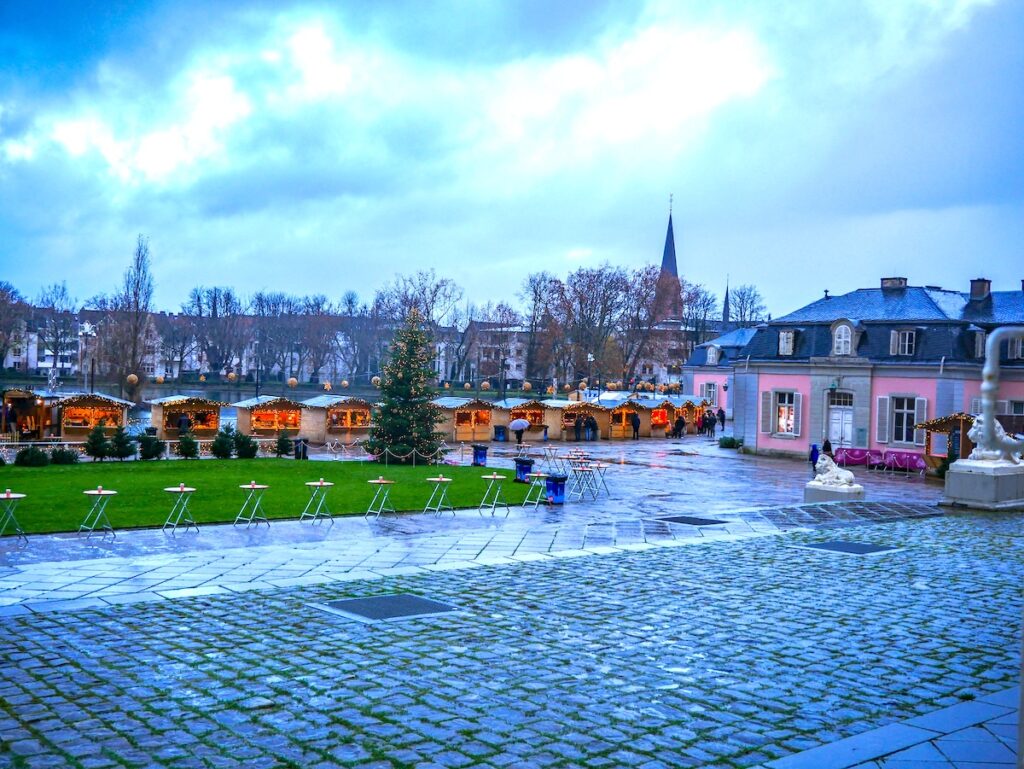 Die NRW-Schlösser sind oft Kulisse besonders stimmungsvoller Weihnachtsmärkte, wie hier Schloss Benrath